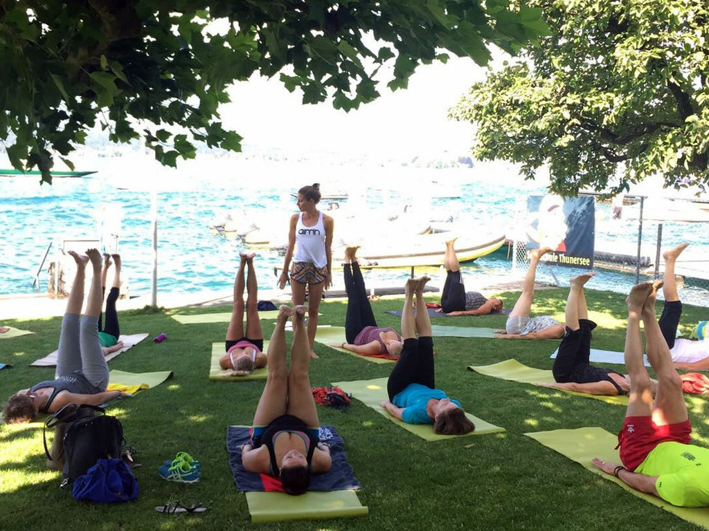 Starte von Juni bis September jeden Samstag und Sonntag im Strandbad Hüneegg in Hilterfingen mit Yoga in den neuen Tag. Für Anfänger und Fortgeschrittene.