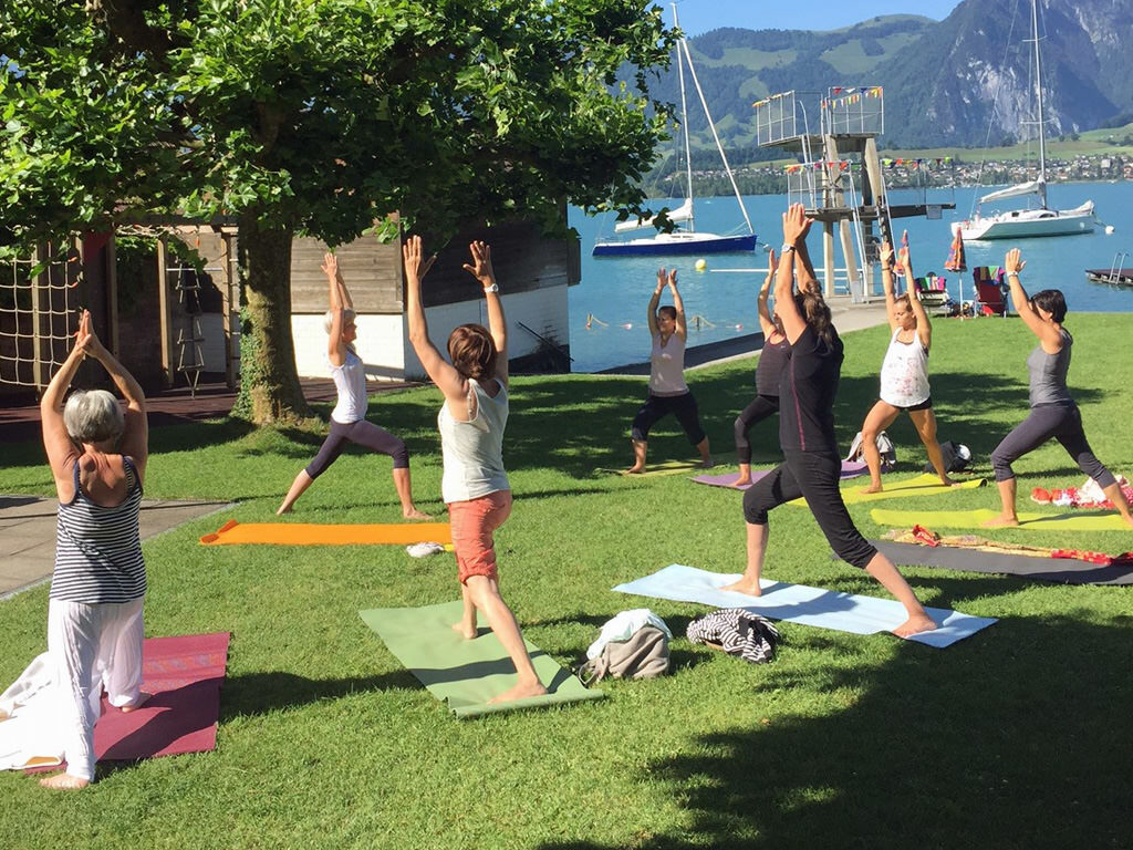 Starte von Juni bis September jeden Samstag und Sonntag im Strandbad Hüneegg in Hilterfingen mit Yoga in den neuen Tag. Für Anfänger und Fortgeschrittene.